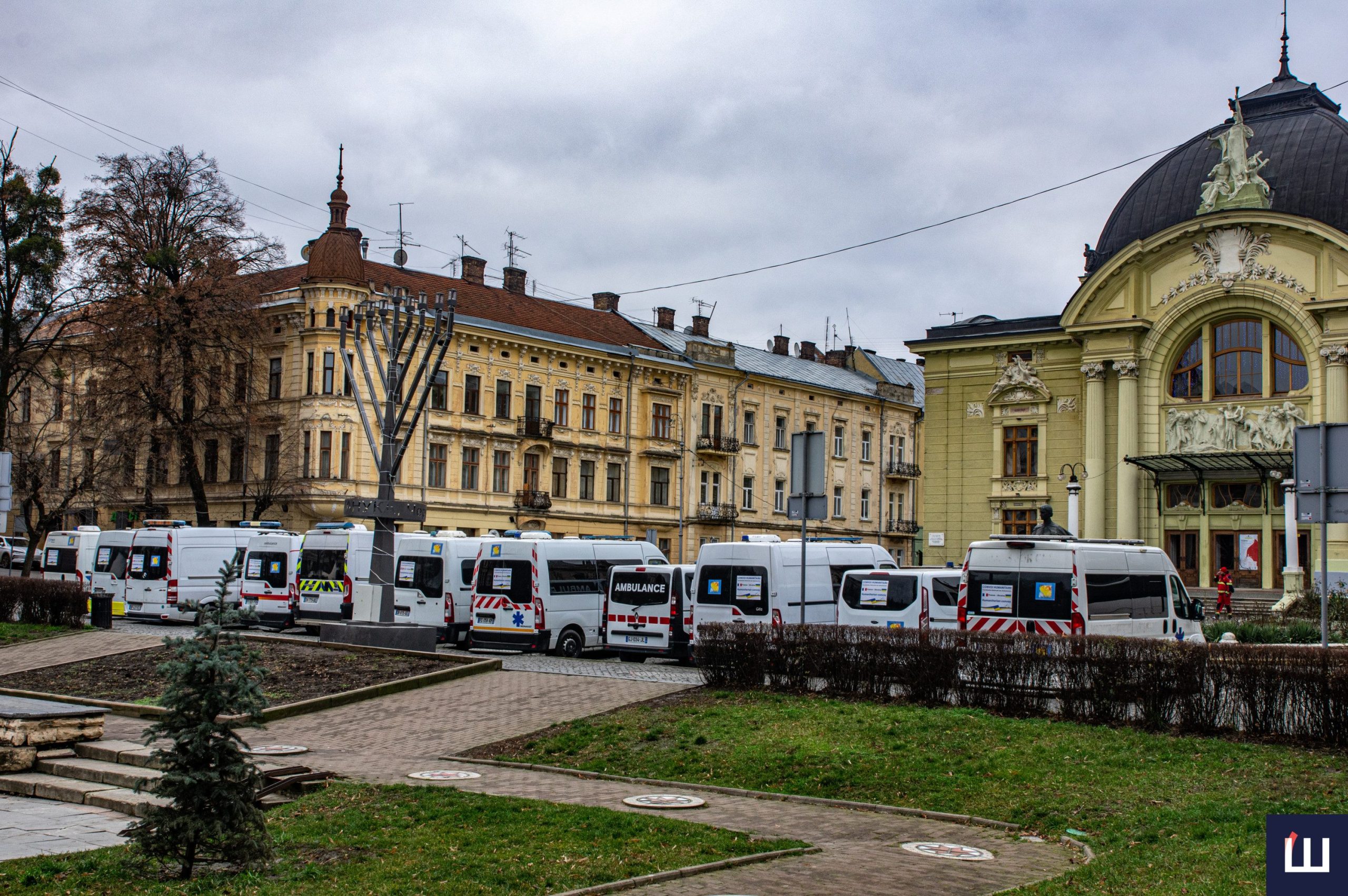 До Чернівців прибув гуманітарний конвой із Франції з автомобілями швидкої допомоги