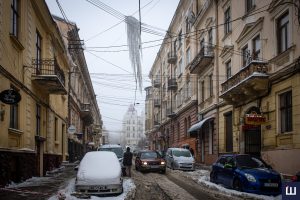 Через негоду у Чернівцях на піддашшях будинків утворилися масивні бурульки