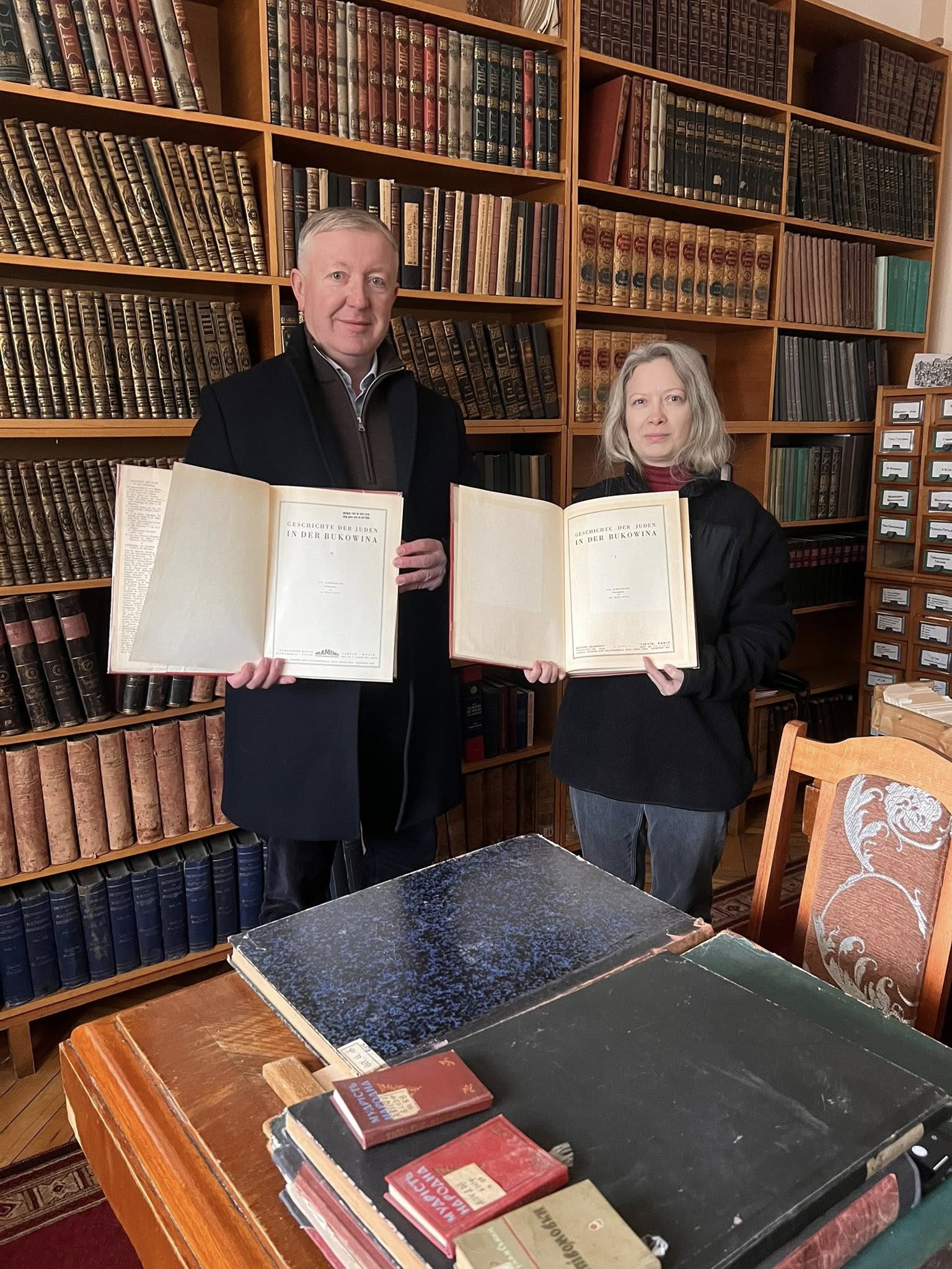 У бібліотеку ЧНУ прибув унікальний двотомник «Історія євреїв Буковини»