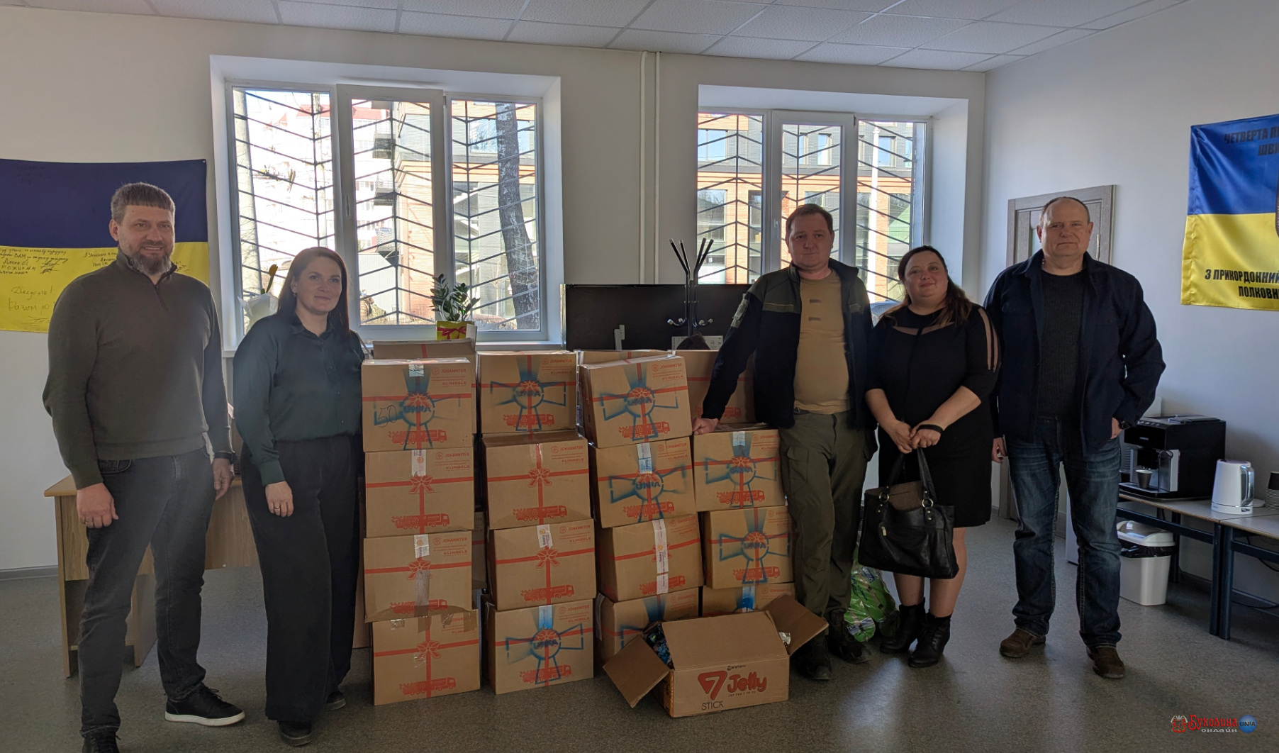 Буковинські волонтери передали допомогу дітям загиблих та зниклих безвісти військових у Хмельницькому (відео)