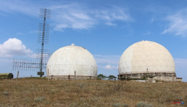 Супутник зафіксував пошкодження радіопрозорих куполів російських РЛС під Євпаторією